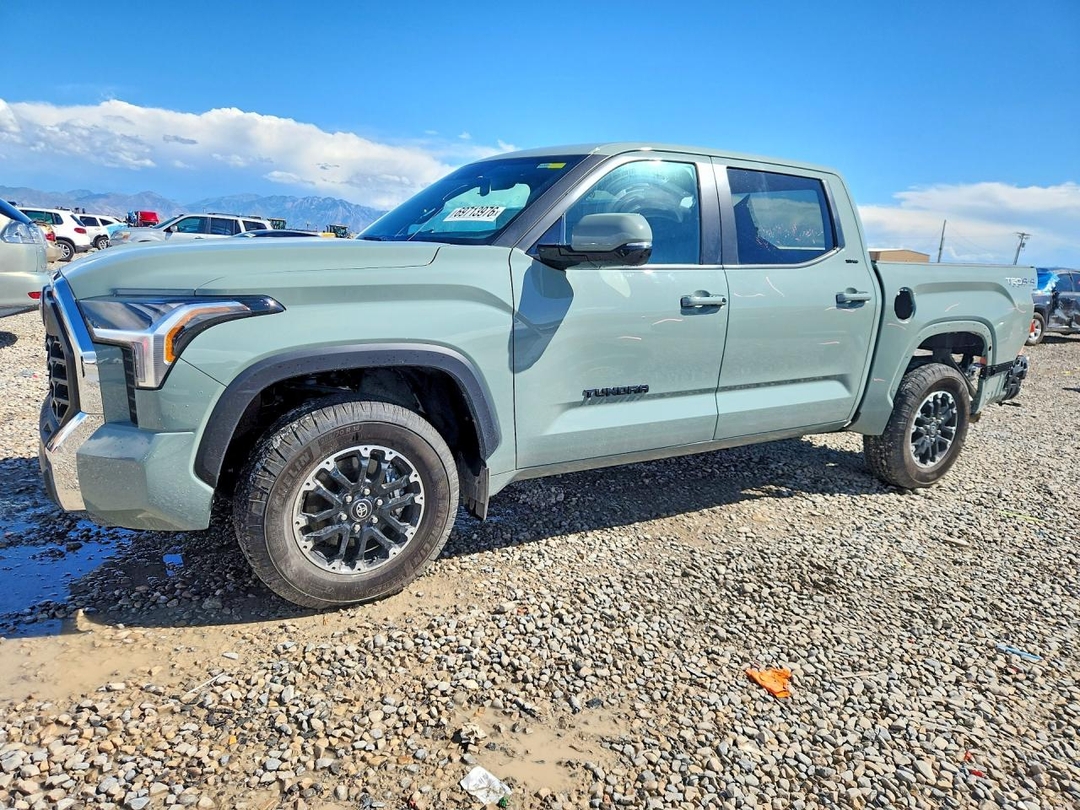 Вид 2025 TOYOTA TUNDRA SR5, угол 1