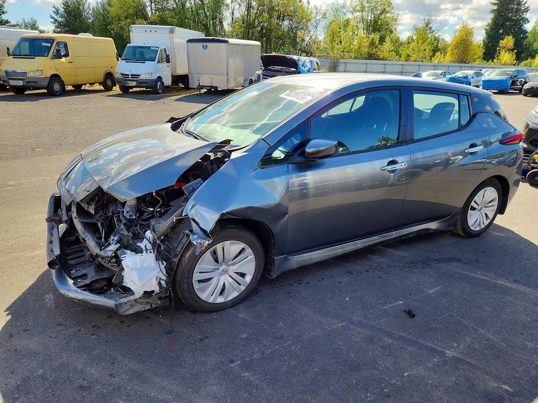 Вид 2025 NISSAN LEAF S, угол 1