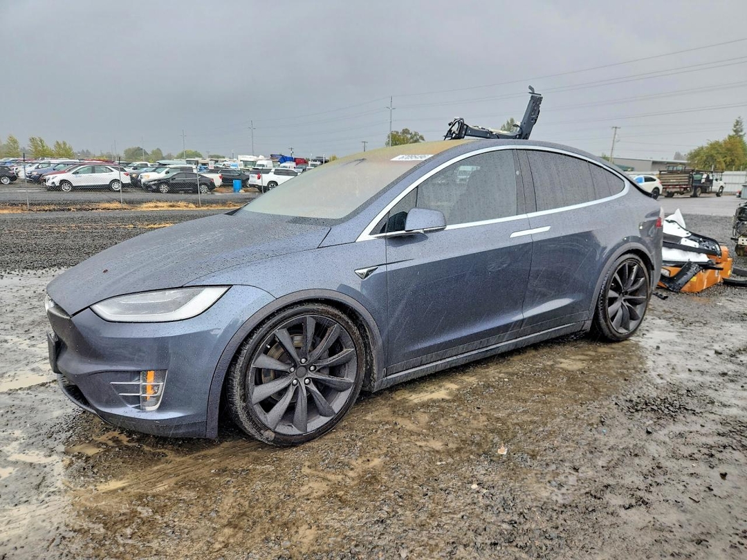 Vue de 2017 TESLA MODEL X, angle 1