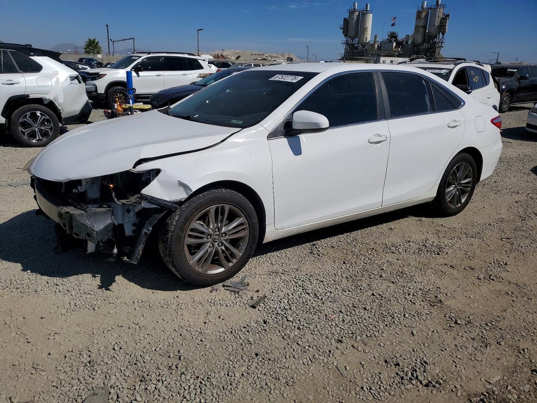Vue de 2016 TOYOTA CAMRY SE, angle 1