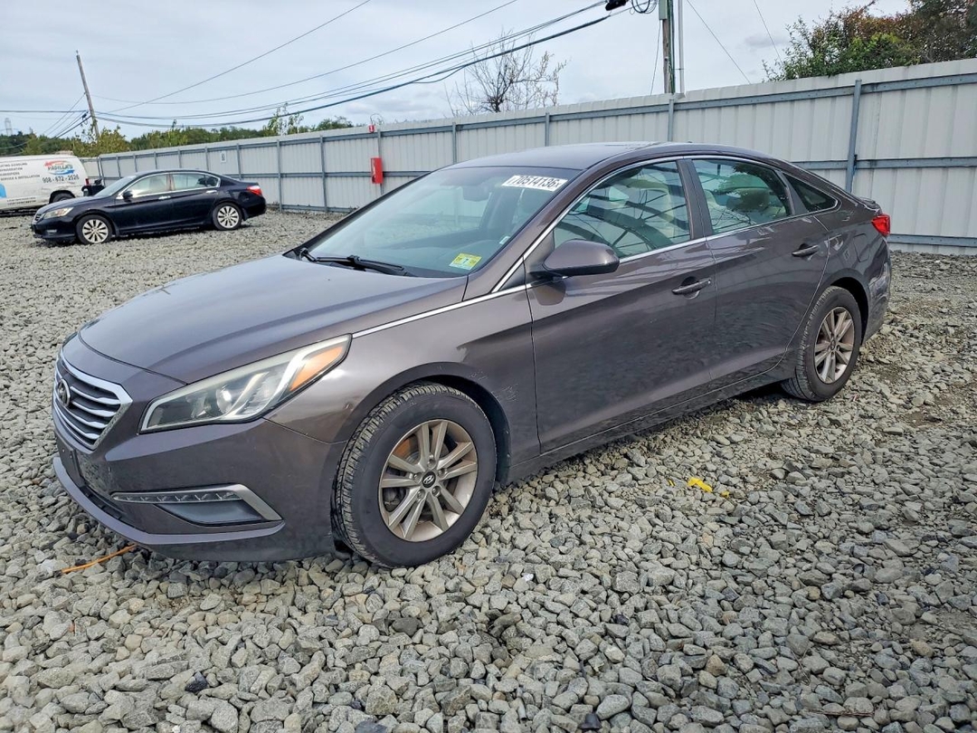 Vue de 2015 HYUNDAI SONATA SE, angle 1