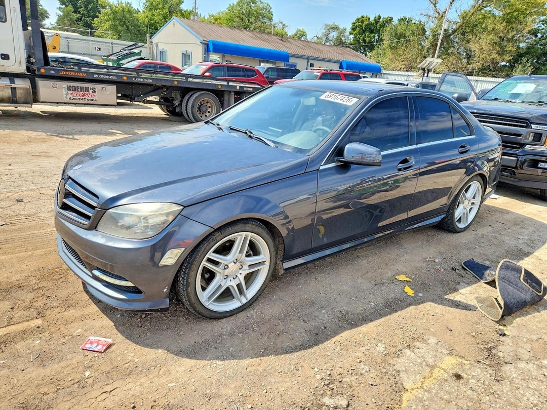 Vue de 2011 MERCEDES-BENZ C 300, angle 1