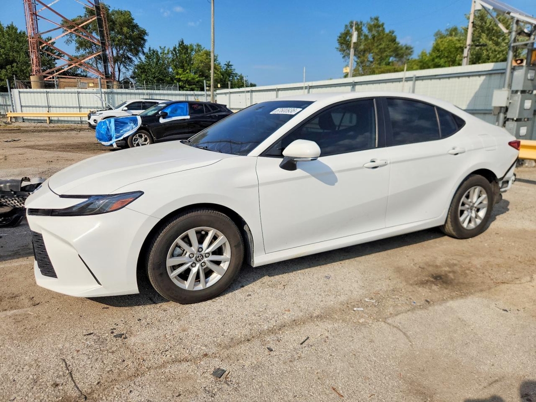 Vista de 2025 TOYOTA CAMRY LE, ángulo 1