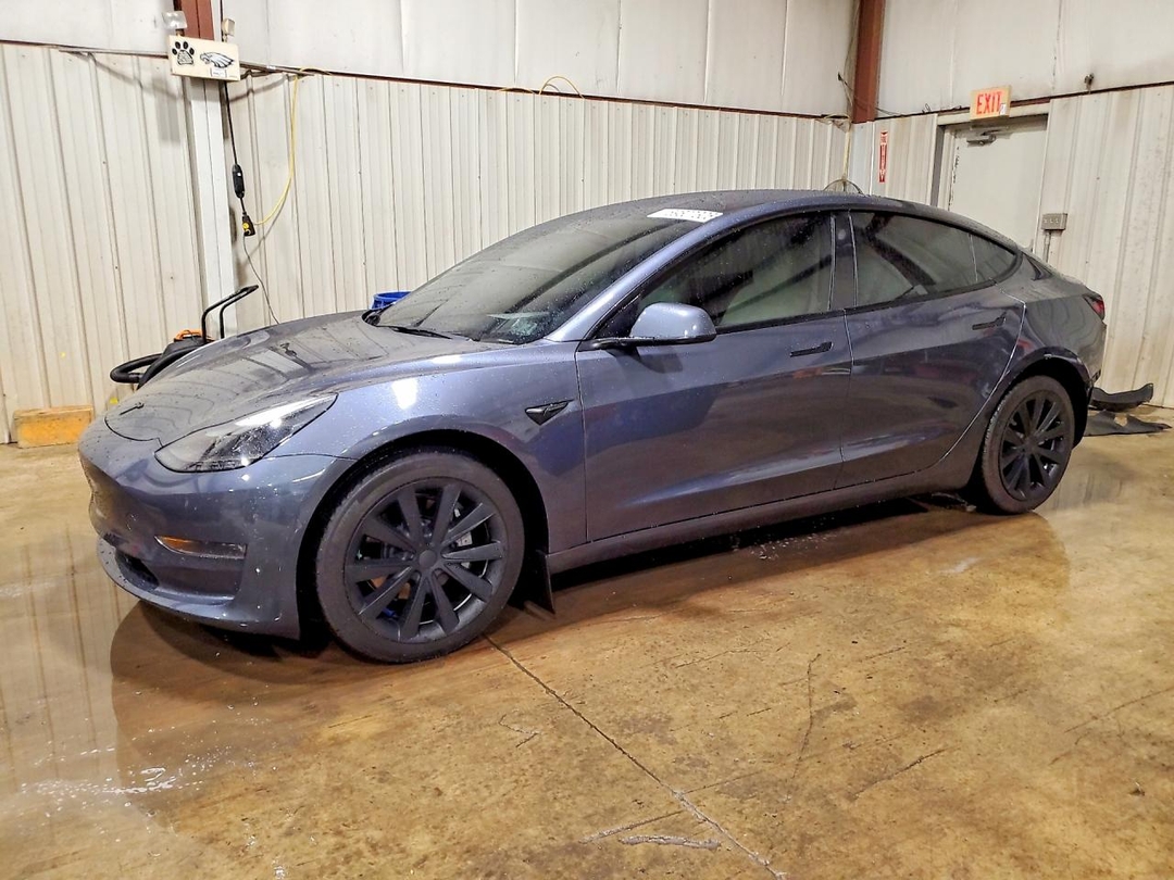 Вид 2022 TESLA MODEL 3, угол 1