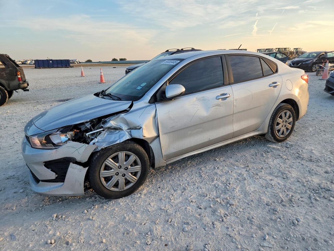 Vue de 2023 KIA RIO S, angle 1
