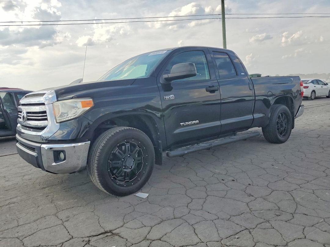 Вид 2017 TOYOTA TUNDRA SR5, угол 1