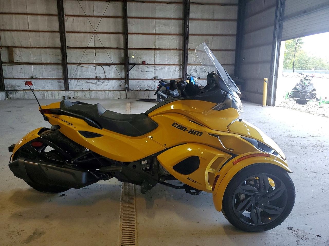 Вид 2013 CAN-AM SPYDER ROADSTER ST, угол 1