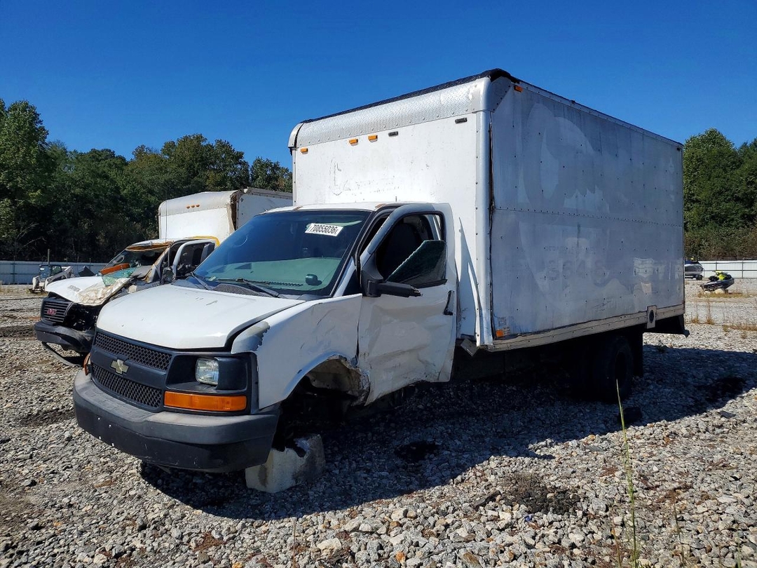 Вид 2011 CHEVROLET EXPRESS BOX TRUCK, угол 1