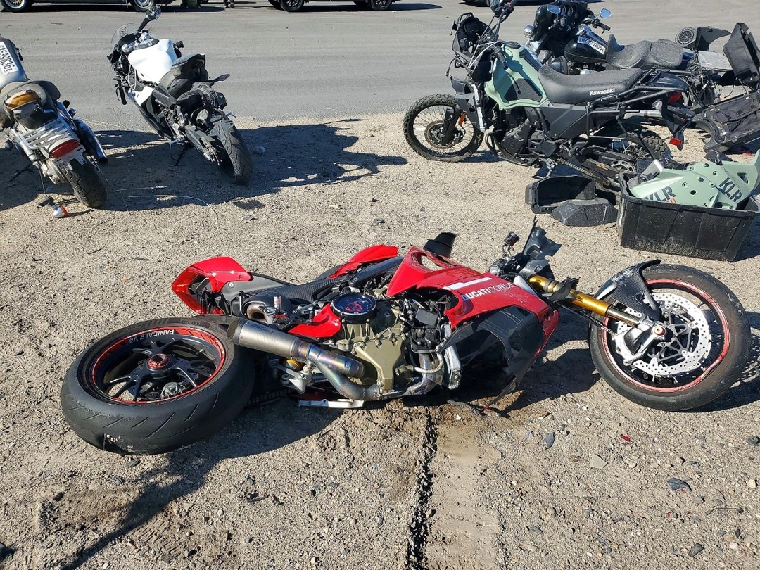 Vue de 2021 DUCATI PANIGALE V4, angle 1