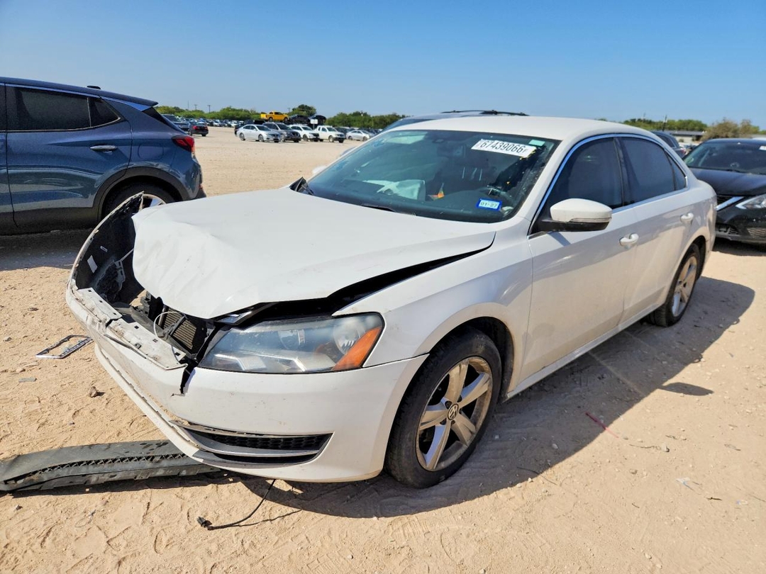 Vista de 2013 VOLKSWAGEN PASSAT SE, ángulo 1