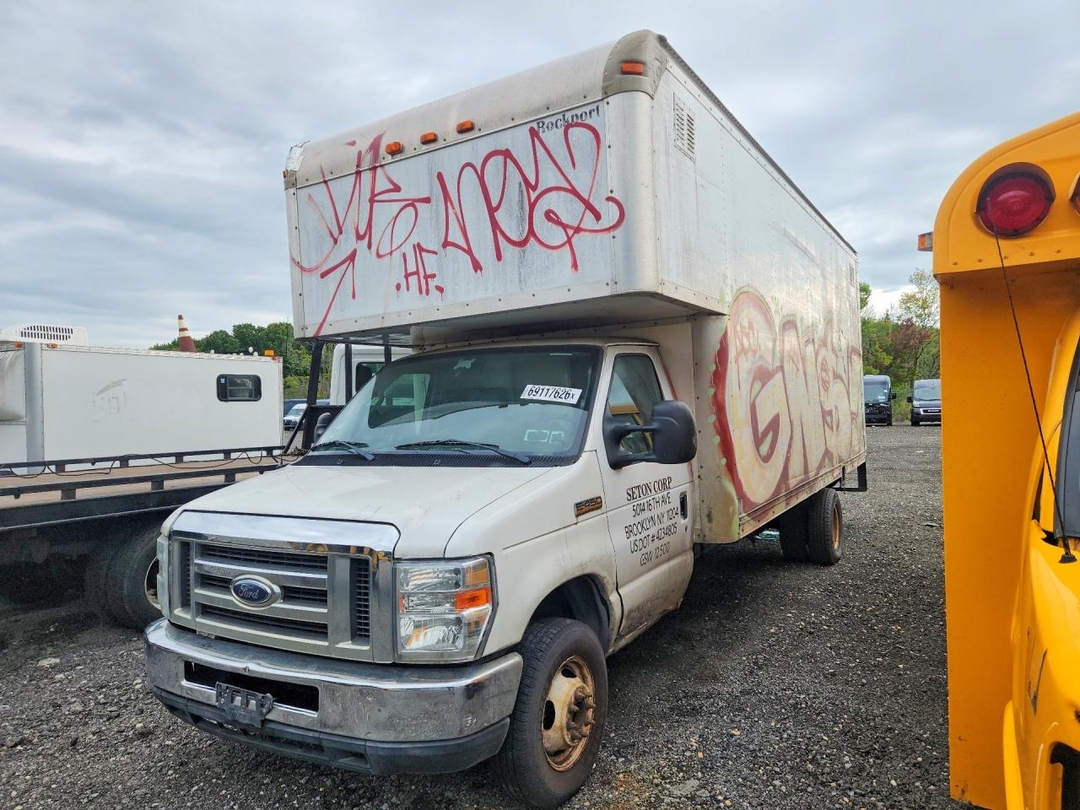 Vue de 2014 FORD E450 BOX TRUCK, angle 1