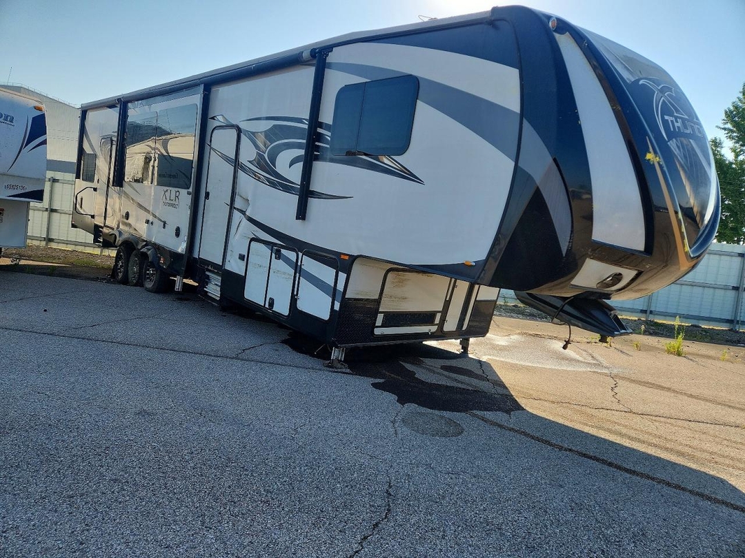 منظر 2016 FOREST RIVER XLR THUNDERBOLT CAMPER، زاوية 1