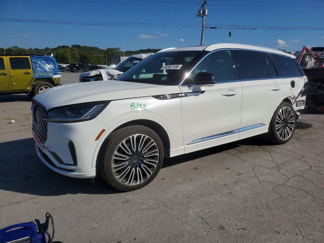 Vue de 2025 LINCOLN AVIATOR BLACK LABEL, angle 1