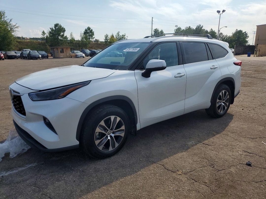 Вид 2022 TOYOTA HIGHLANDER XLE, угол 1