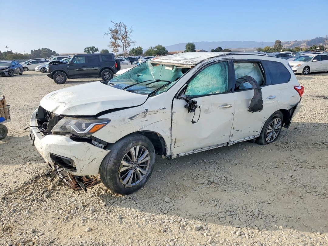 Vue de 2020 NISSAN PATHFINDER SL, angle 1