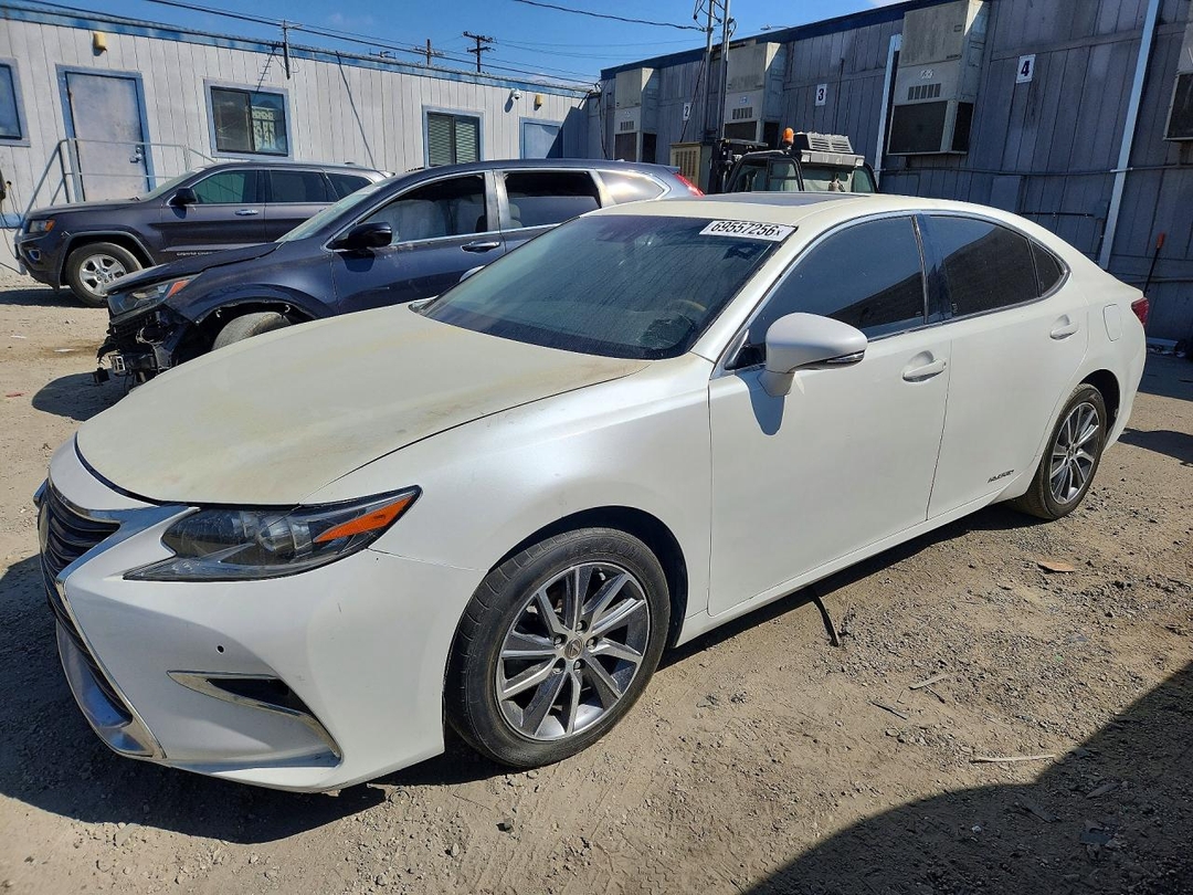 Вид 2017 LEXUS ES 300H, угол 1