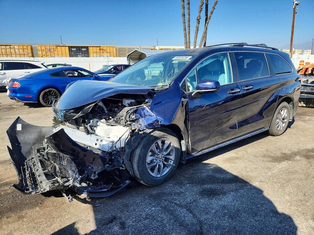 Вид 2024 TOYOTA SIENNA XLE 7-PASSENGER, угол 1