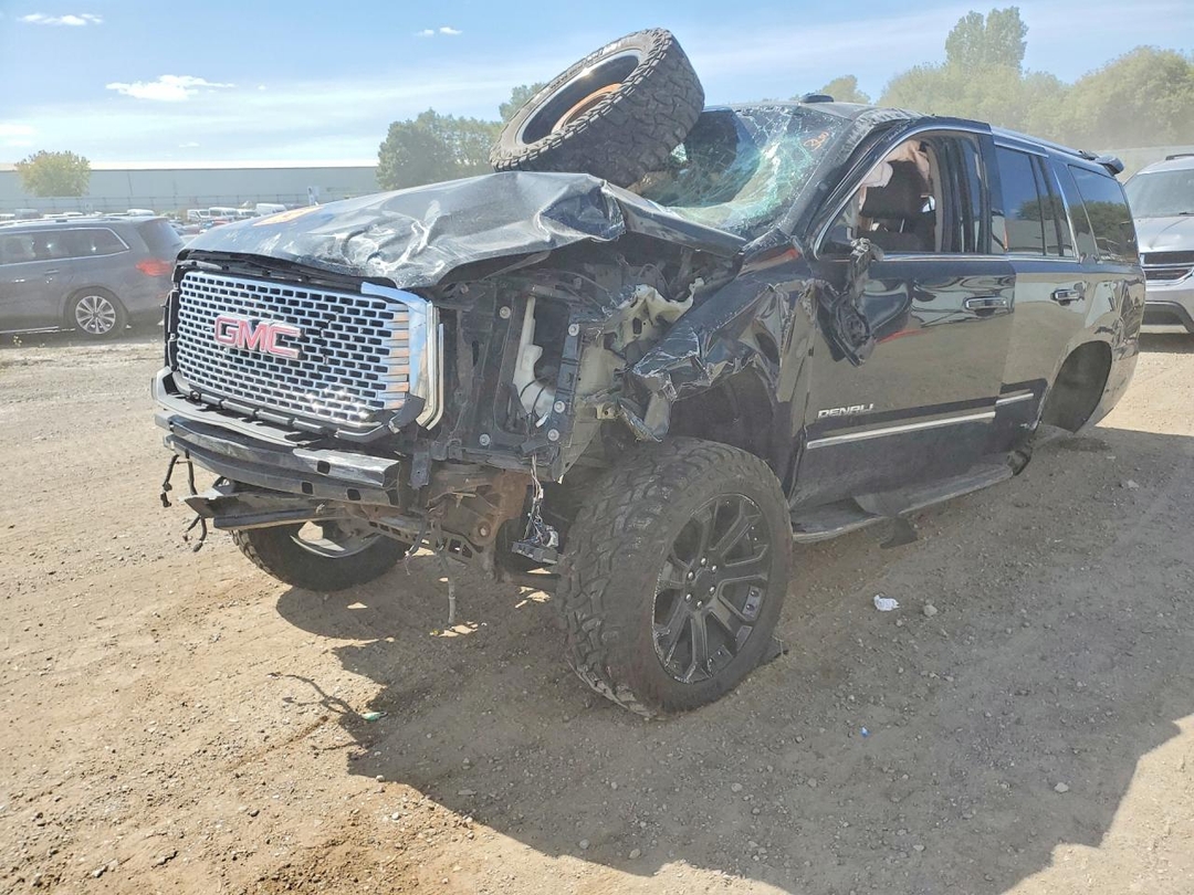 Vue de 2017 GMC YUKON DENALI, angle 1