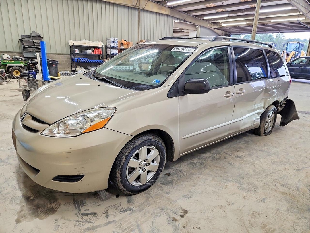 Vue de 2006 TOYOTA SIENNA, angle 1
