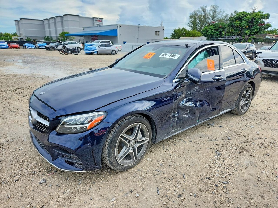 Vista de 2020 MERCEDES-BENZ C 300, ángulo 1