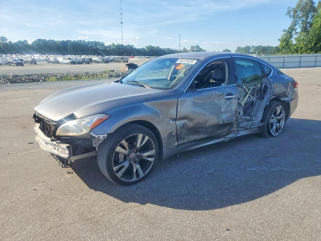منظر 2011 INFINITI M37، زاوية 1