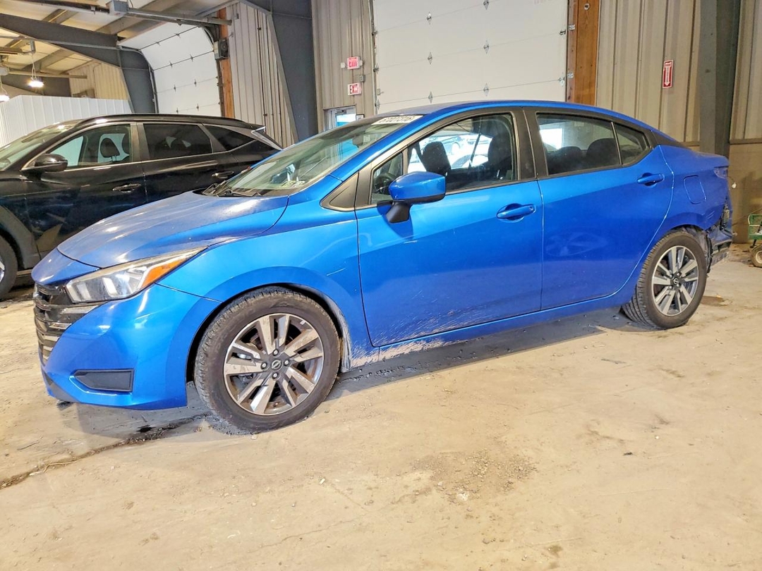 Вид 2023 NISSAN VERSA SV, угол 1