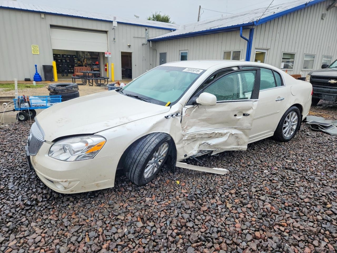 Vue de 2011 BUICK LUCERNE CXL, angle 1