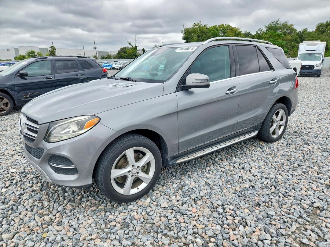 Vue de 2016 MERCEDES-BENZ GLE 350, angle 1