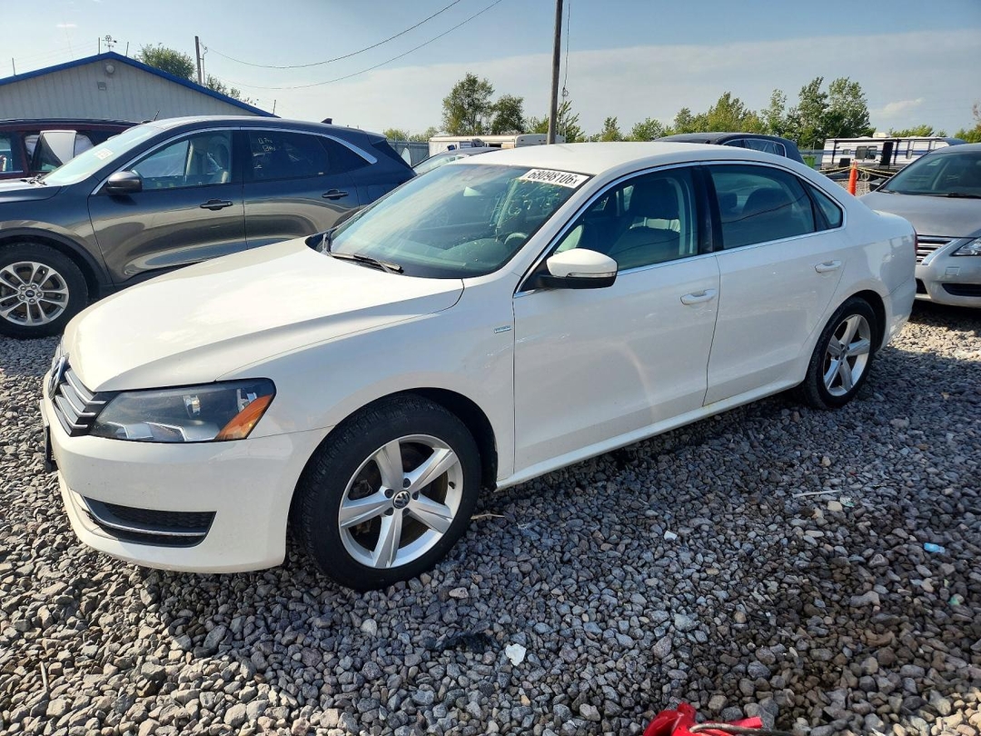 Вид 2014 VOLKSWAGEN PASSAT S, угол 1