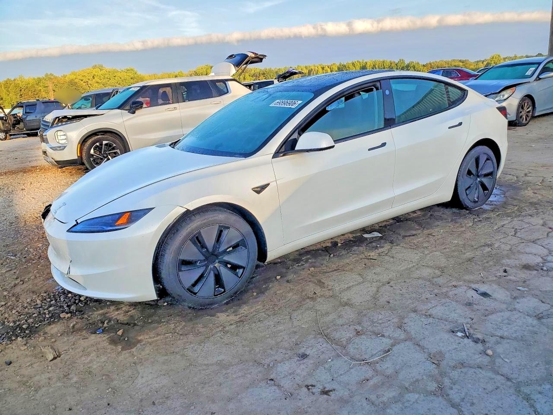 Вид 2025 TESLA MODEL 3, угол 1