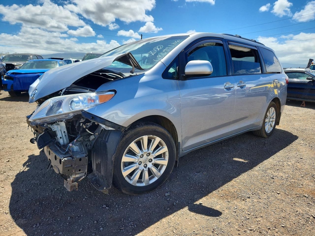 Vista de 2015 TOYOTA SIENNA LE, ángulo 1