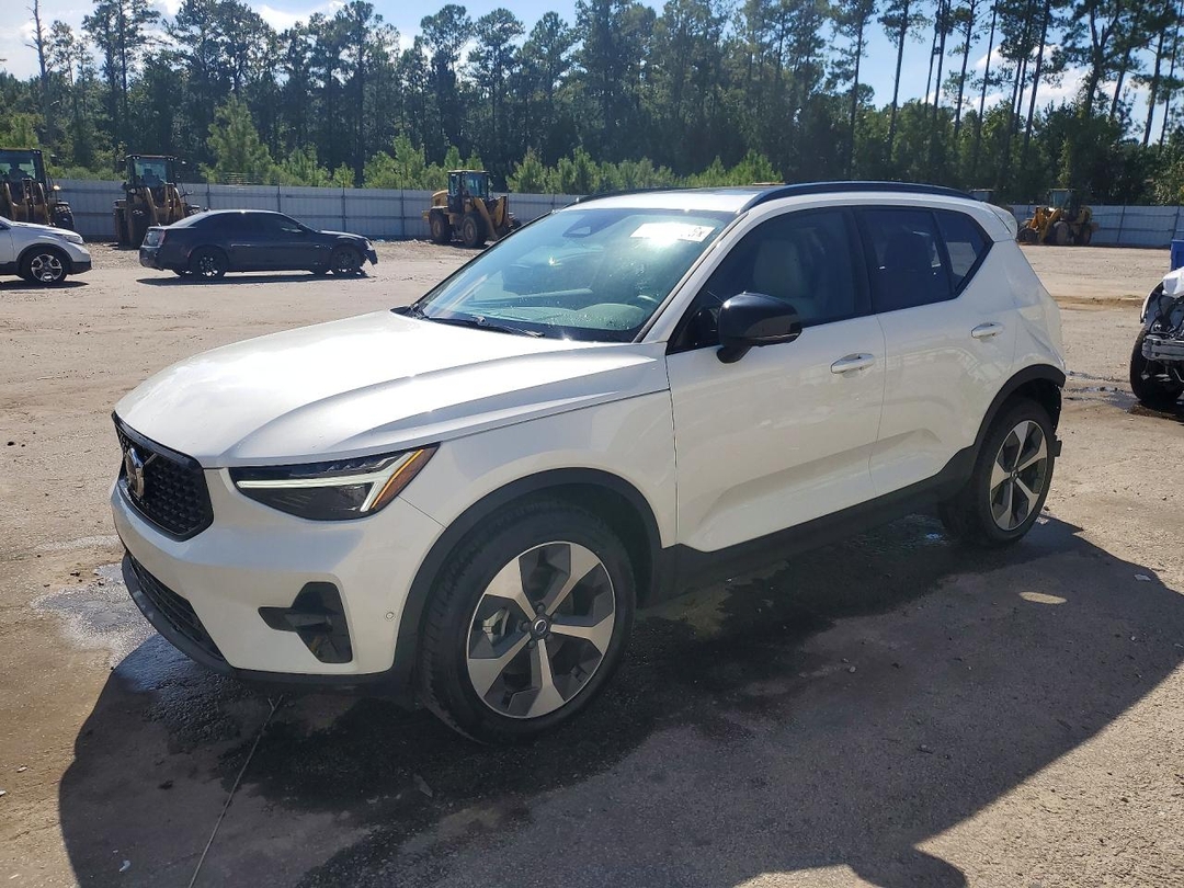 Vista de 2026 VOLVO XC40 PLUS, ángulo 1