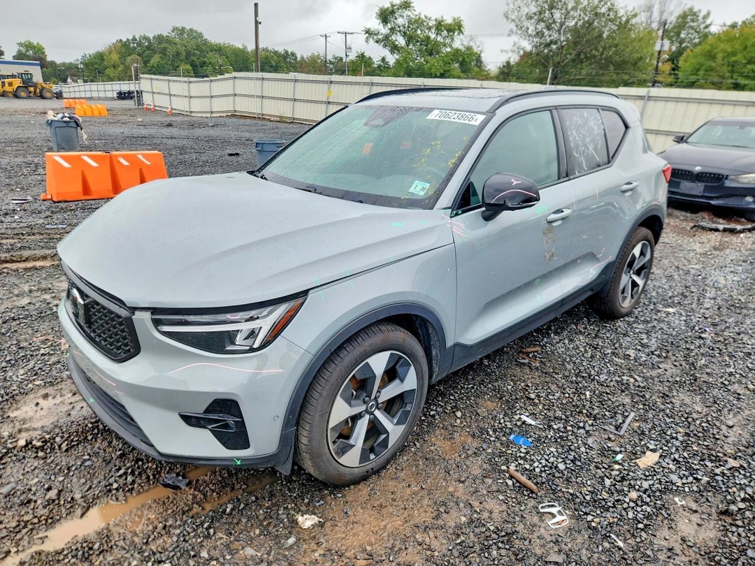 منظر 2025 VOLVO XC40 PLUS، زاوية 1