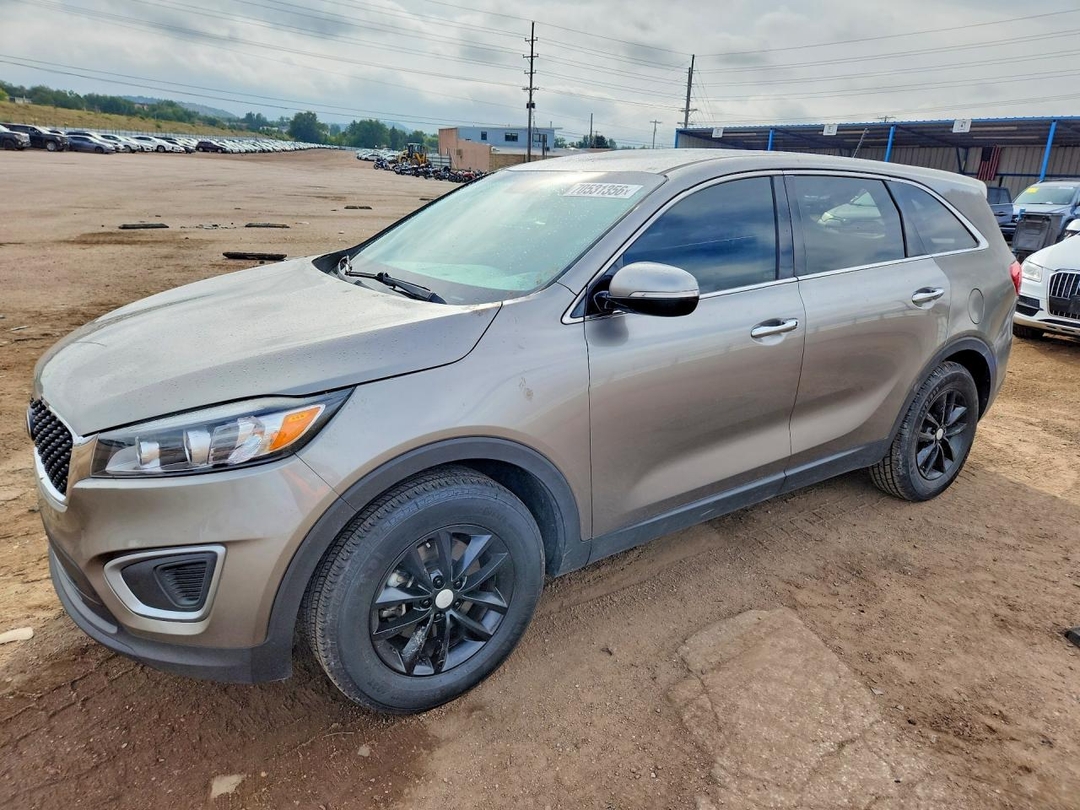 Vue de 2016 KIA SORENTO L, angle 1