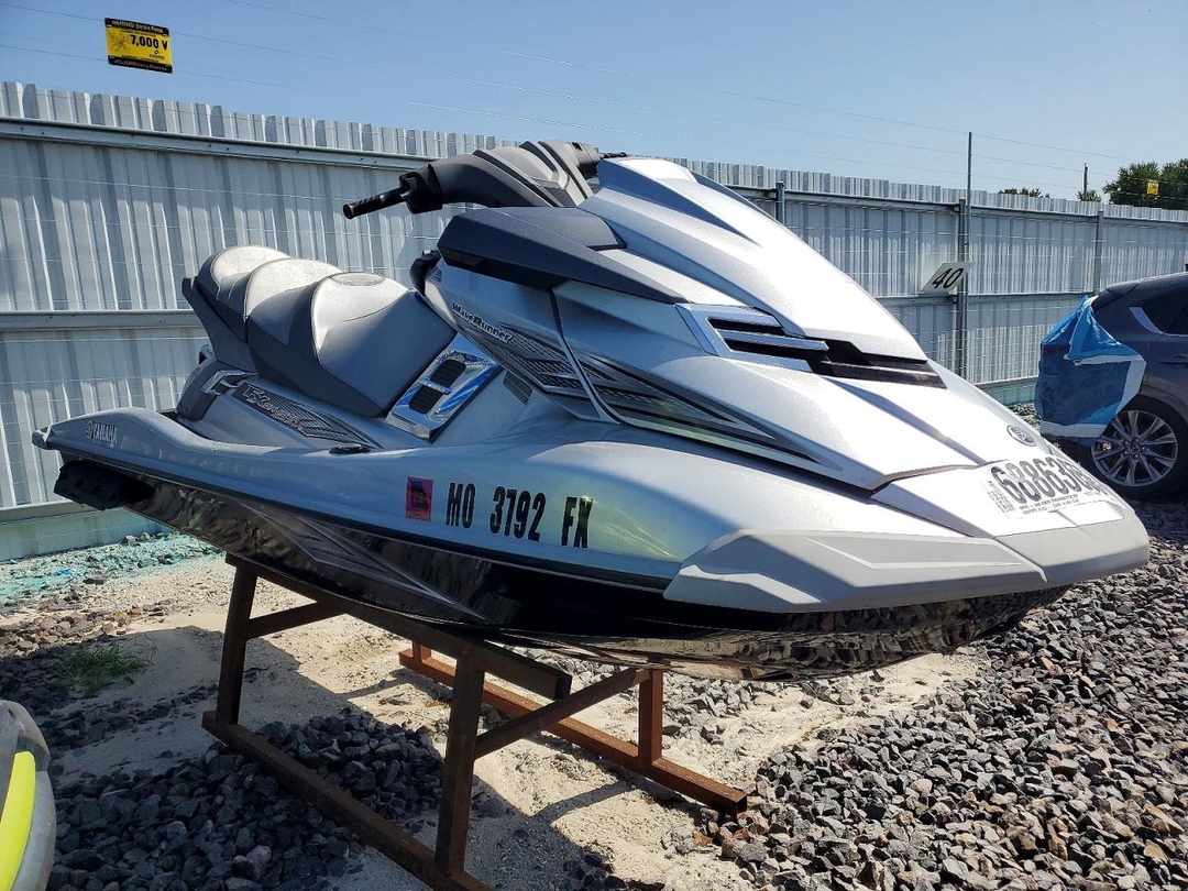 Vue de 2012 YAMAHA WAVE RUNNER JET SKI, angle 1