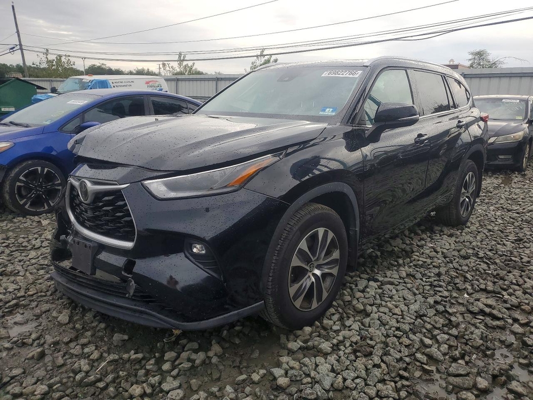 Vue de 2021 TOYOTA HIGHLANDER XLE, angle 1