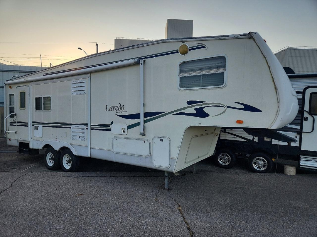 Vue de 2001 KEYSTONE LAREDO CAMPER, angle 1