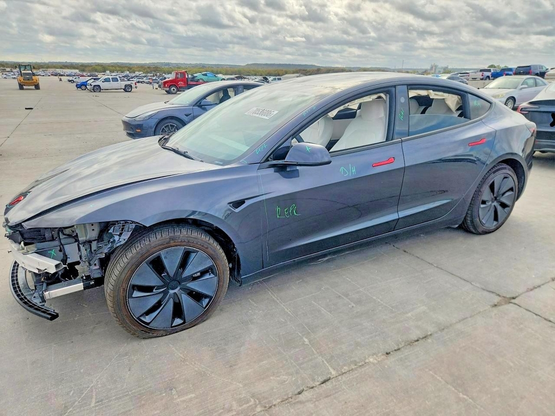 Vue de 2025 TESLA MODEL 3, angle 1