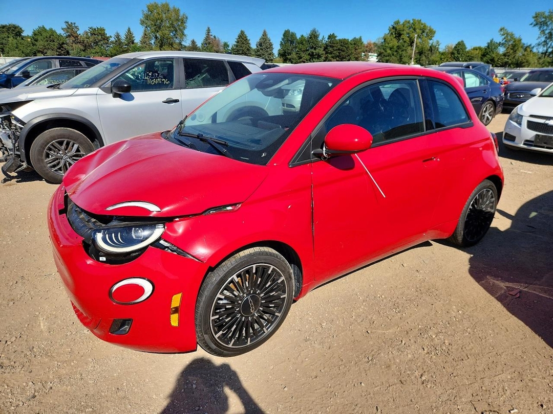 Vue de 2024 FIAT 500 E RED, angle 1