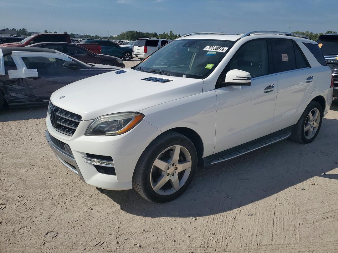 Vue de 2014 MERCEDES-BENZ ML 350, angle 1
