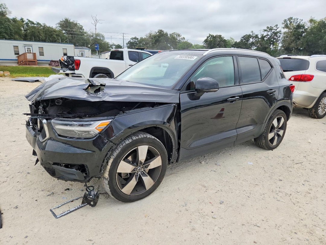 منظر 2019 VOLVO XC40 T5 MOMENTUM، زاوية 1
