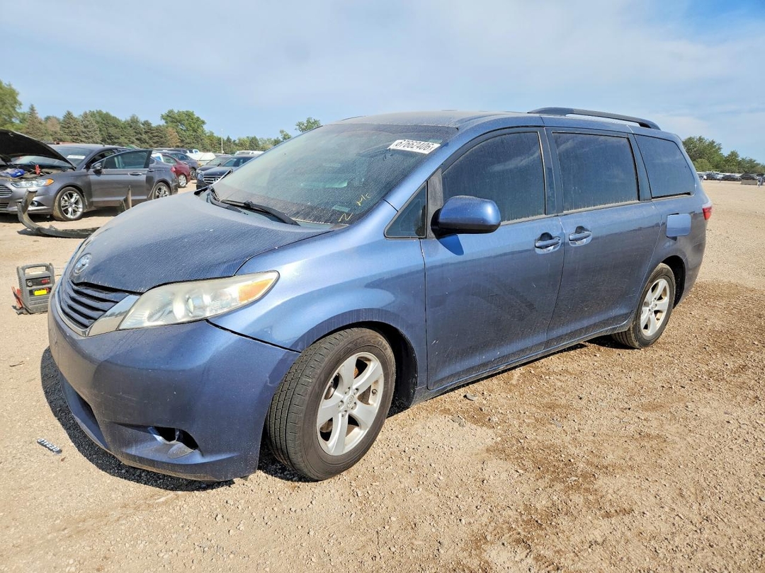 Вид 2015 TOYOTA SIENNA LE, угол 1