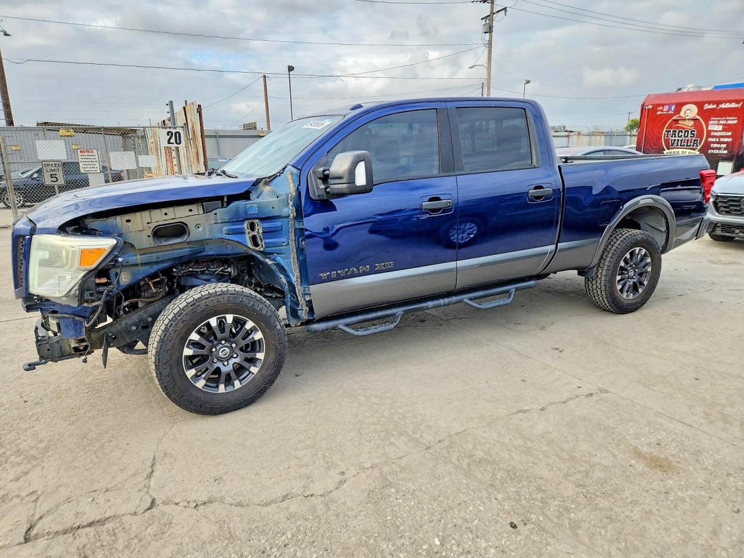 منظر 2016 NISSAN TITAN XD PRO-4X، زاوية 1
