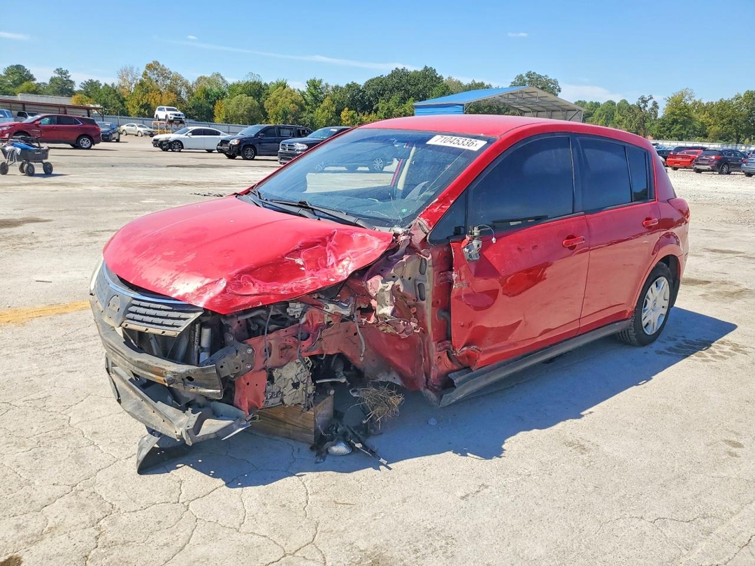 Vue de 2010 NISSAN VERSA 1.8 S, angle 1