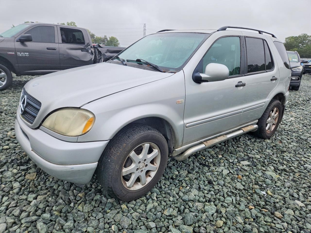Vue de 2000 MERCEDES-BENZ ML 430, angle 1