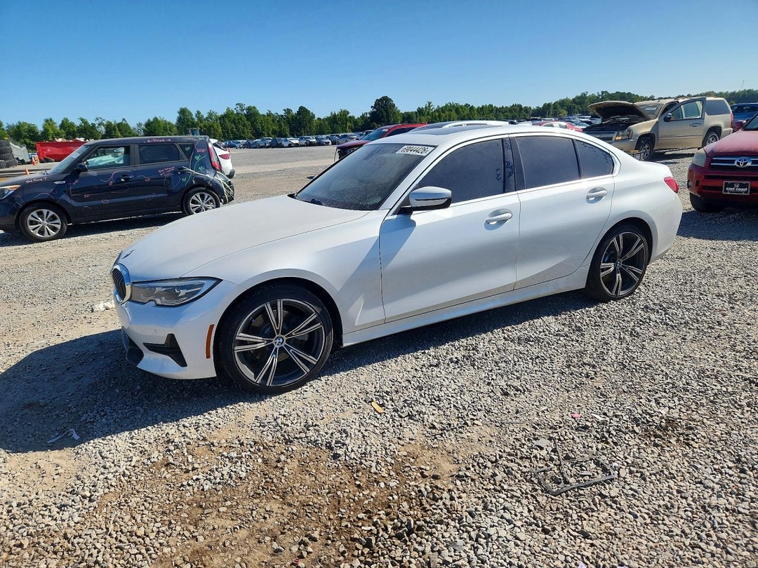 Vista de 2020 BMW 330XI, ángulo 1