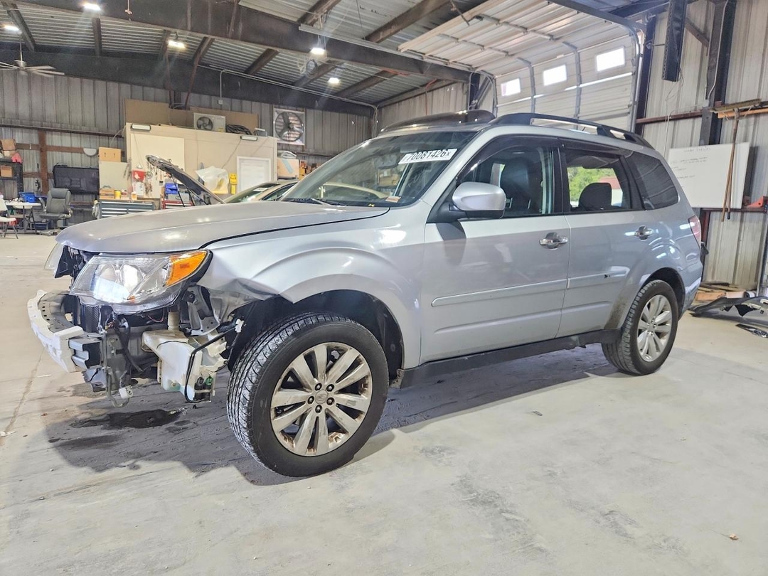منظر 2012 SUBARU FORESTER LIMITED، زاوية 1