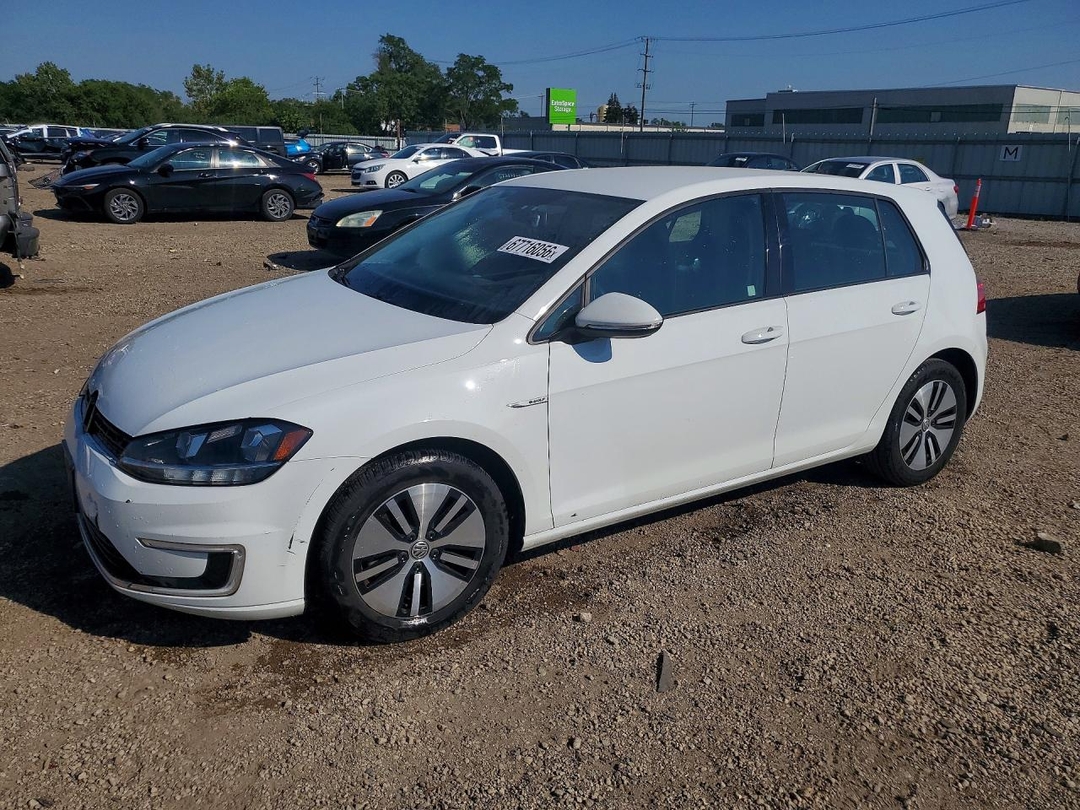 Vue de 2018 VOLKSWAGEN E-GOLF SE, angle 1