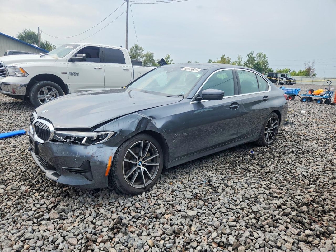Vista de 2021 BMW 330XI, ángulo 1