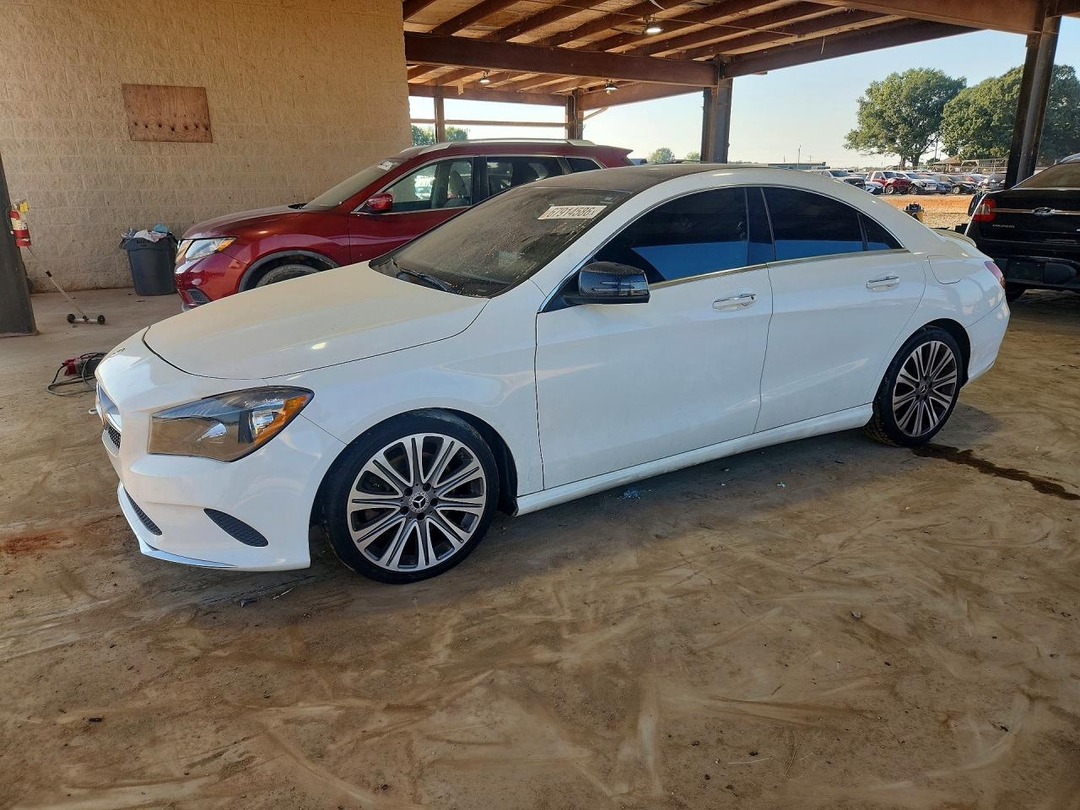 Вид 2018 MERCEDES-BENZ CLA 250, угол 1